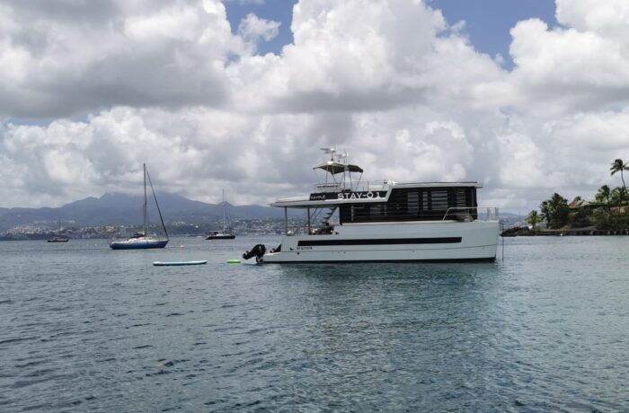 Le STAY-Ô au mouillage à l'Anse Mitan, avec annexe électrique et paddle
